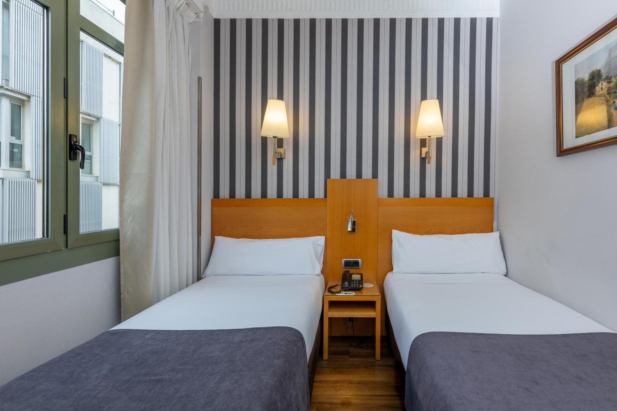 Hotel Lyon Βαρκελώνη Εξωτερικό φωτογραφία