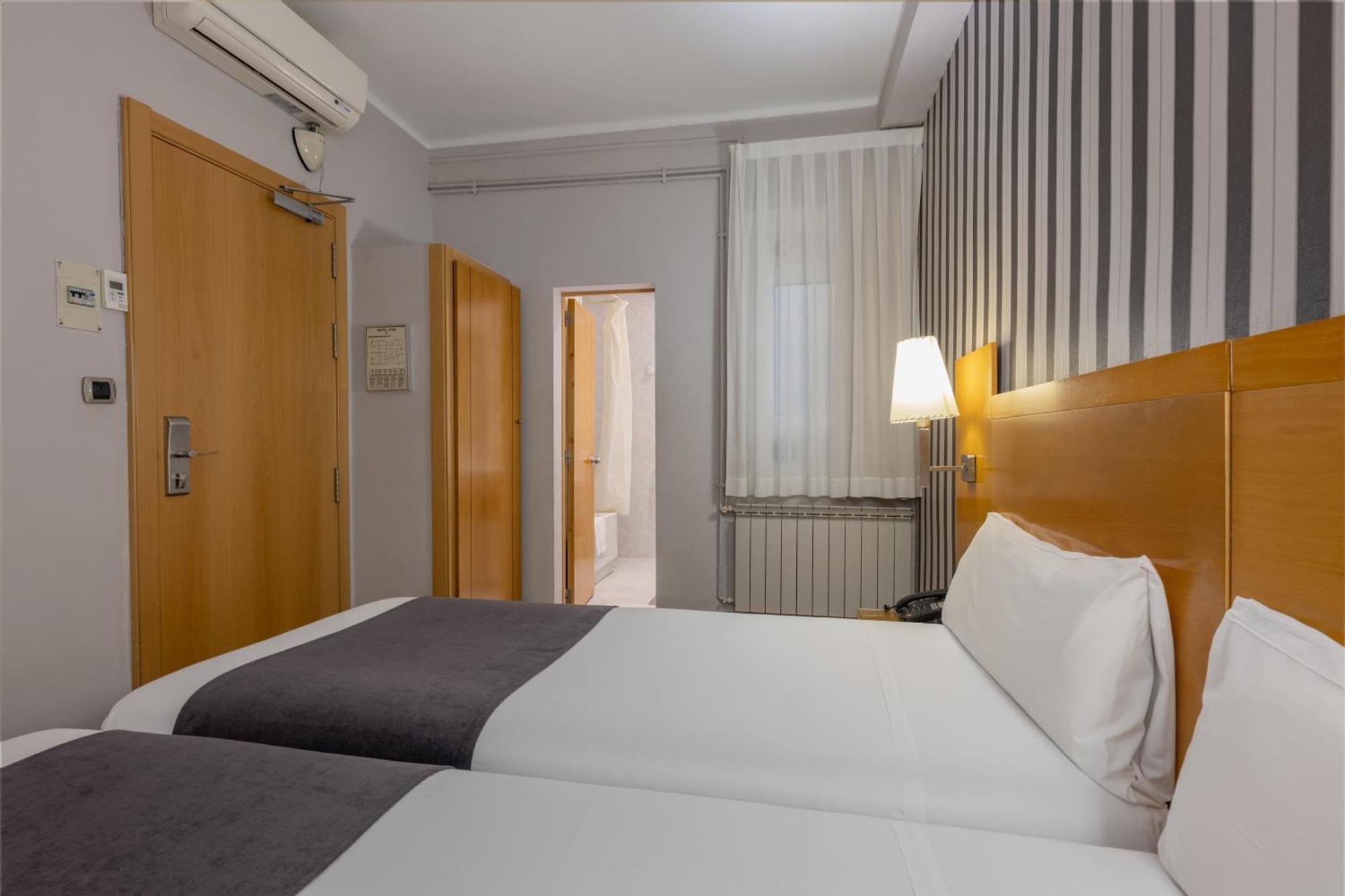 Hotel Lyon Βαρκελώνη Εξωτερικό φωτογραφία