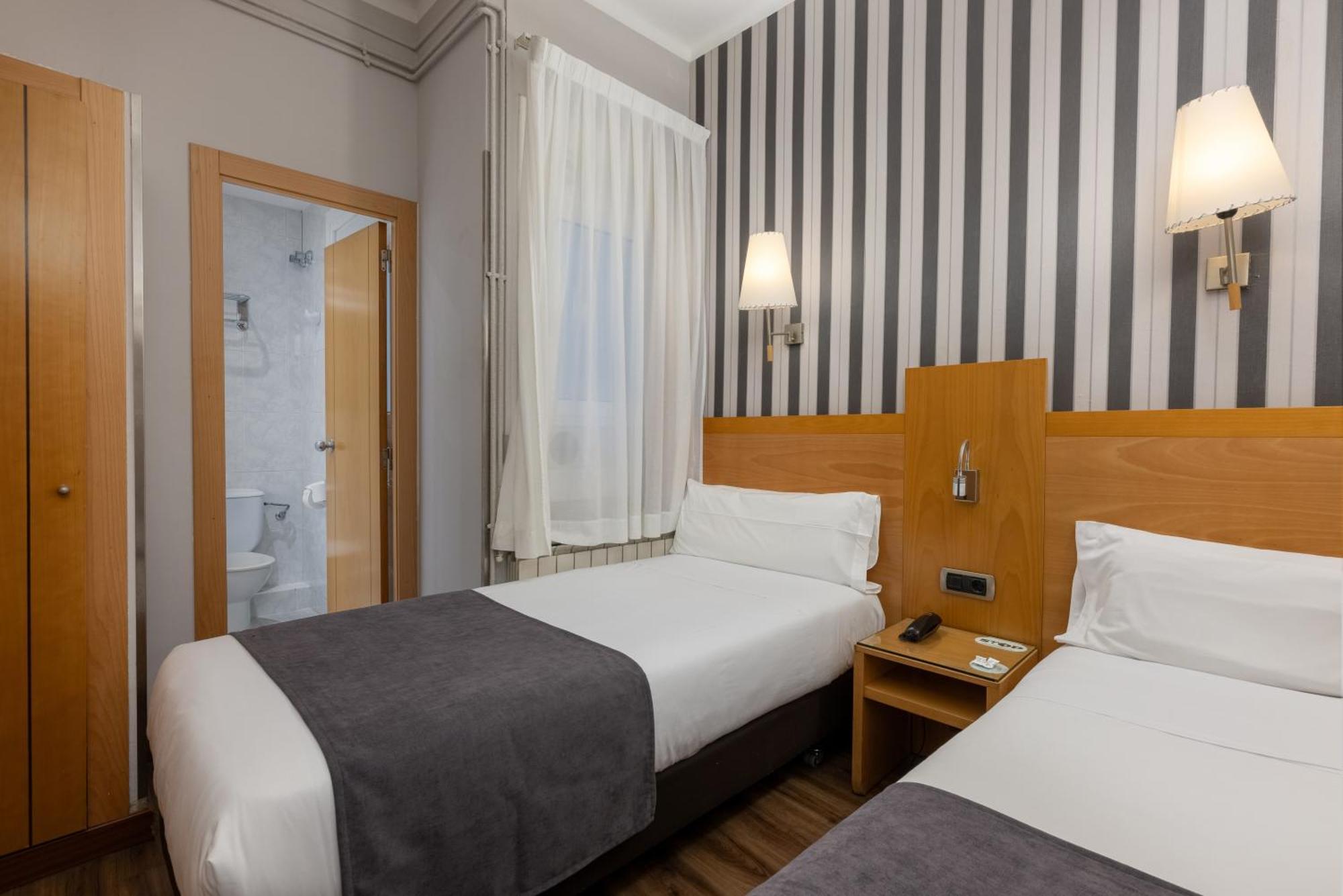 Hotel Lyon Βαρκελώνη Εξωτερικό φωτογραφία