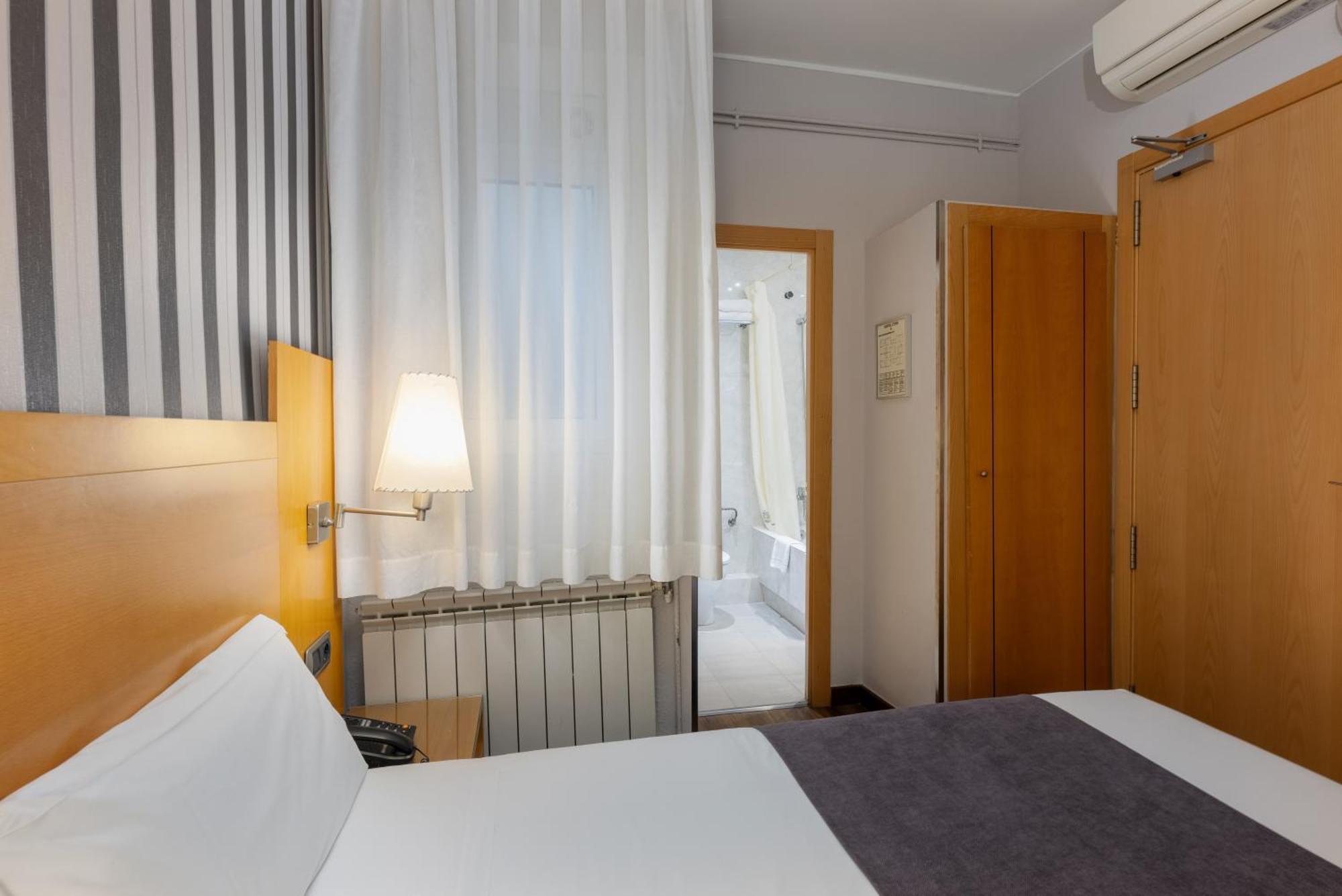 Hotel Lyon Βαρκελώνη Εξωτερικό φωτογραφία