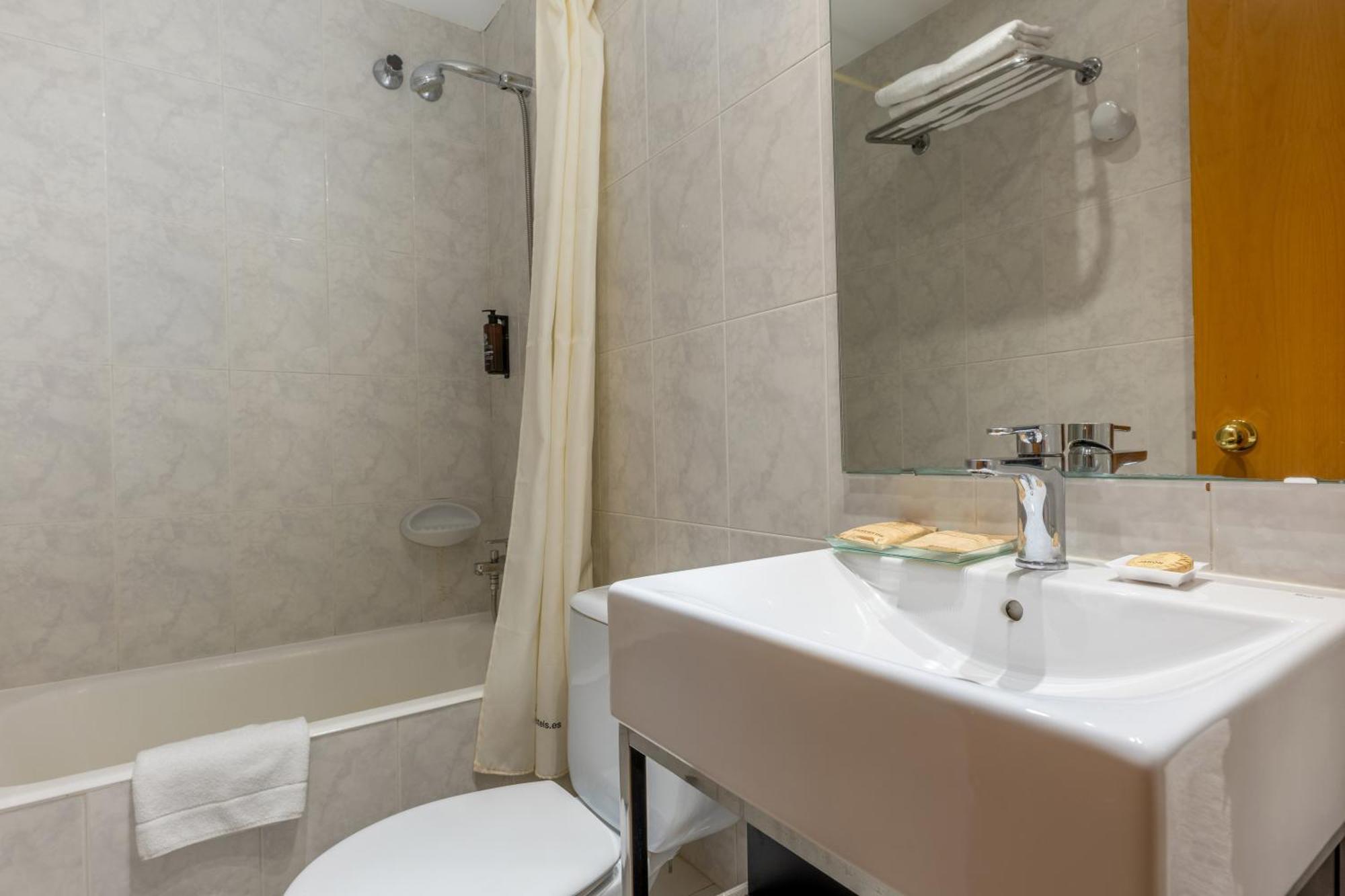 Hotel Lyon Βαρκελώνη Εξωτερικό φωτογραφία