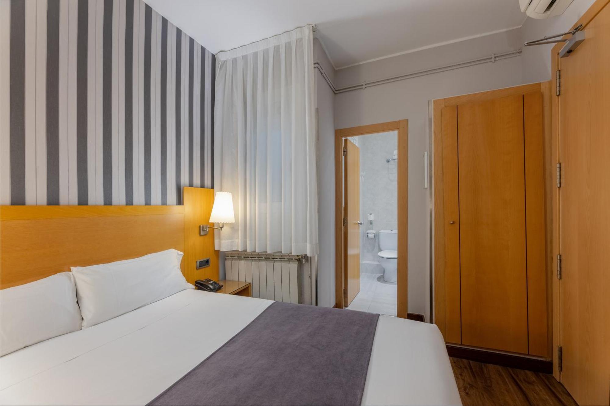 Hotel Lyon Βαρκελώνη Εξωτερικό φωτογραφία
